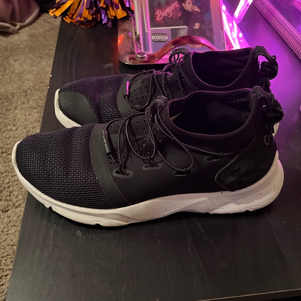 Women’s Under Armour shoes used